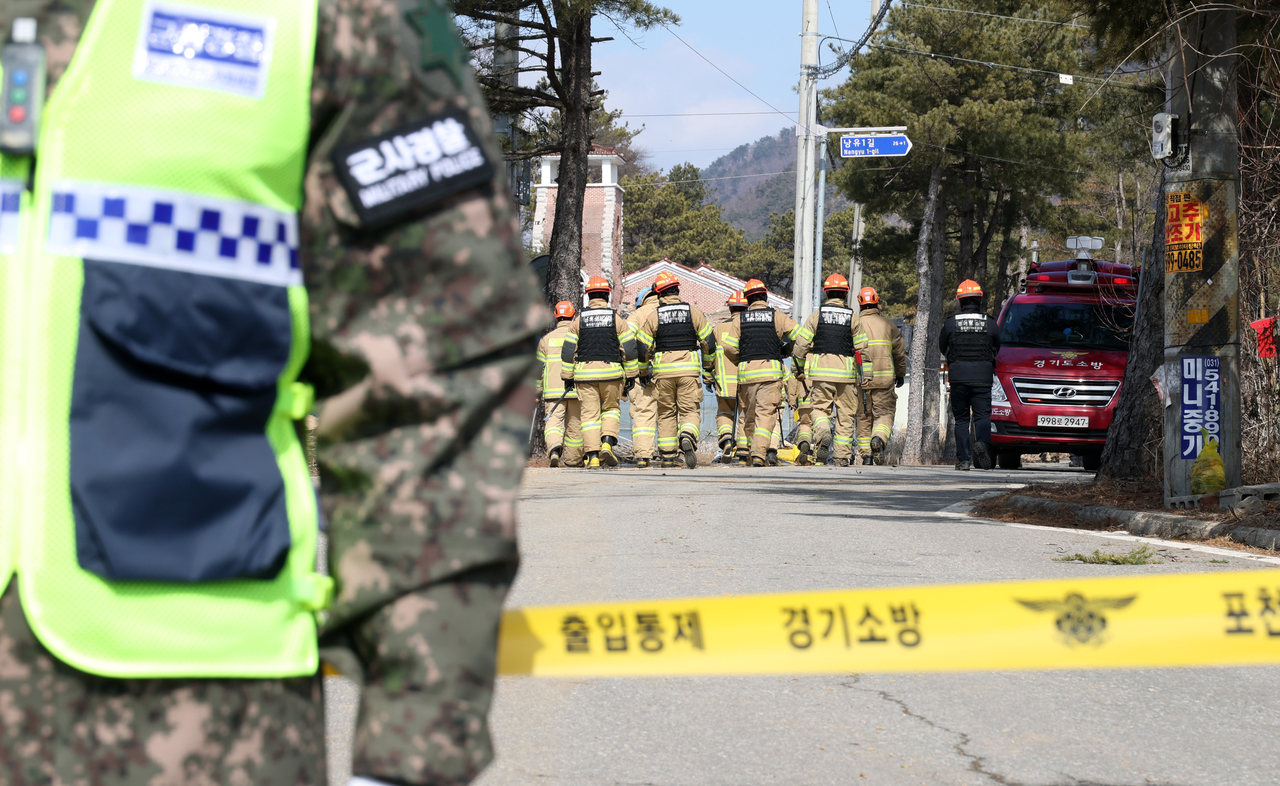 6일 경기 포천시 승진훈련장에서 열린 한미연합훈련 중 포탄이 민가에 떨어져 인명 피해가 발생한 가운데 사고가 발생한 마을 일대가 통제되고 있다. [사진공동취재단]