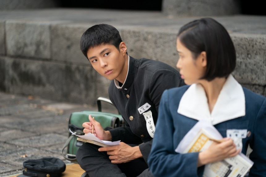 ‘폭싹 속았수다’의 한 장면. 배우 박보검(왼쪽)과 아이유는 두 주인공 관식과 애순의 젊은 시절을 각각 연기한다.  [넷플릭스 제공]