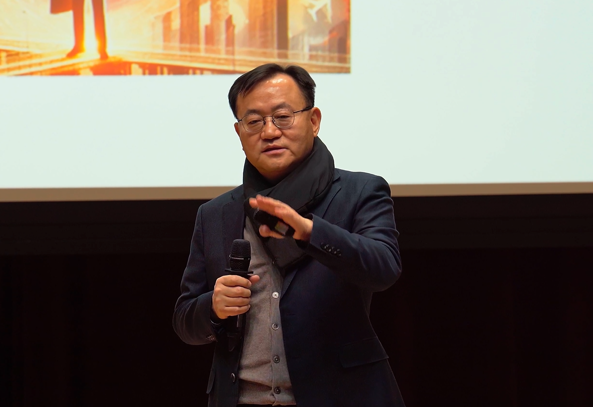 명노현 LS 부회장이 최근 LS미래원에서 그룹 내 전 팀장들을 대상으로 CEO 특강을 진행하고 있다. [LS 제공]