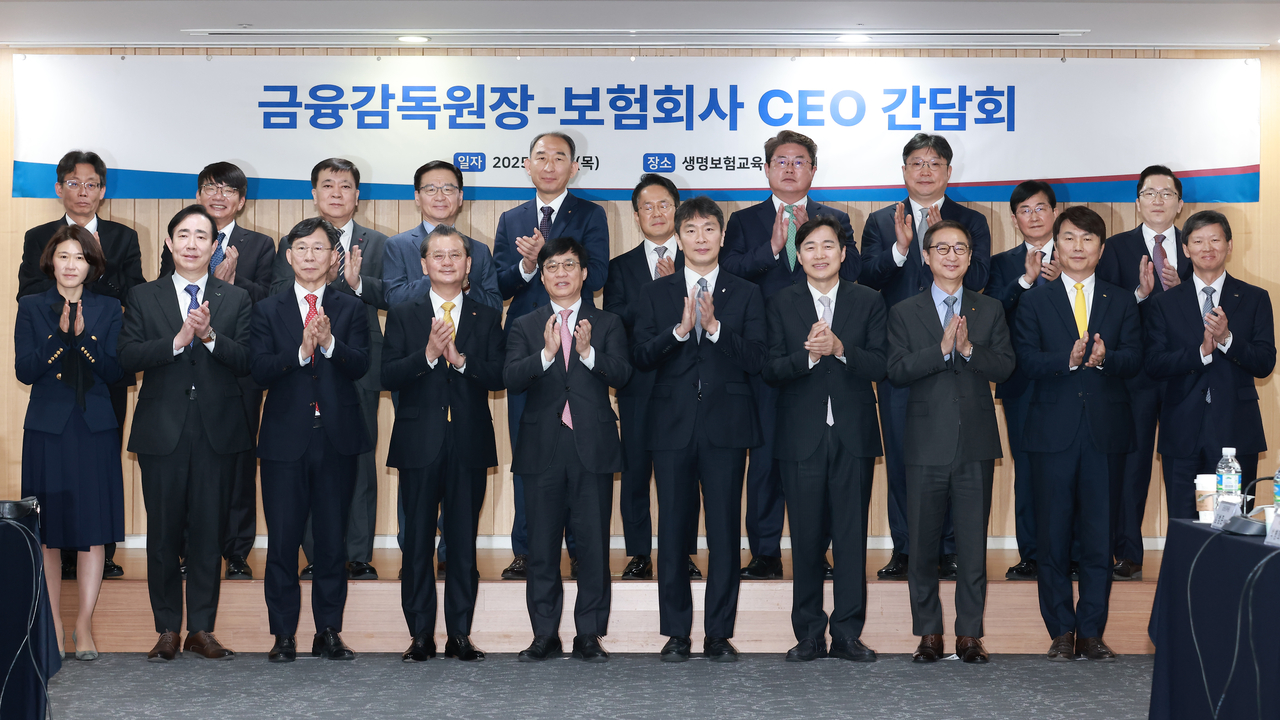 금융감독원은 지난달 27일 서울 종로구 광화문 생명보험교육문화센터에서 생명·손해보험협회장, 16개 주요 보험사 최고경영자(CEO) 간담회를 개최했다. 김범준(뒷줄 왼쪽부터 시계 방향으로) 보험부문 부원장보, 이영종 신한라이프생명 대표이사, 임형준 흥국생명 대표이사, 김재식 미래에셋생명 대표이사, 박병희 NH농협생명 대표이사, 이문화 삼성화재 대표이사, 정종표 DB손보 대표이사, 김중현 메리츠화재 대표이사, 나채범 한화손보 대표이사, 송춘수 농협손보 대표이사, 원종규 코리안리 대표이사, 구본욱 KB손보 대표이사, 조용일 현대해상 대표이사, 이병래 손해보험협회장, 이복현 금융감독원장, 김철주 생명보험협회장, 여승주 한화생명 대표이사, 홍원학 삼성생명 대표이사, 조대규 교보생명 대표이사, 조지은 라이나생명 대표이사. [금융감독원 제공]