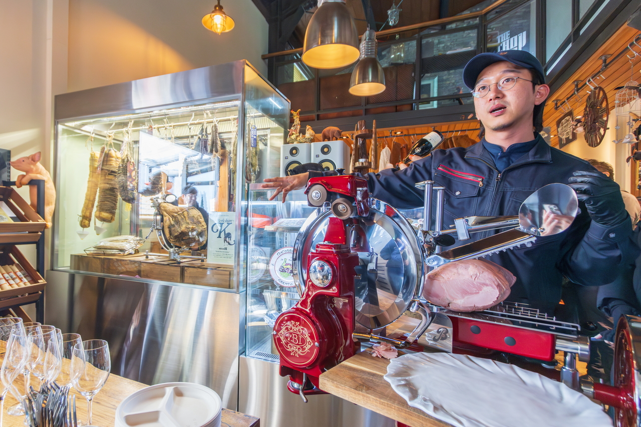 Park Ja-yeon, The Chop Shop owner, in Namwon, North Jeolla Province (GnC21)