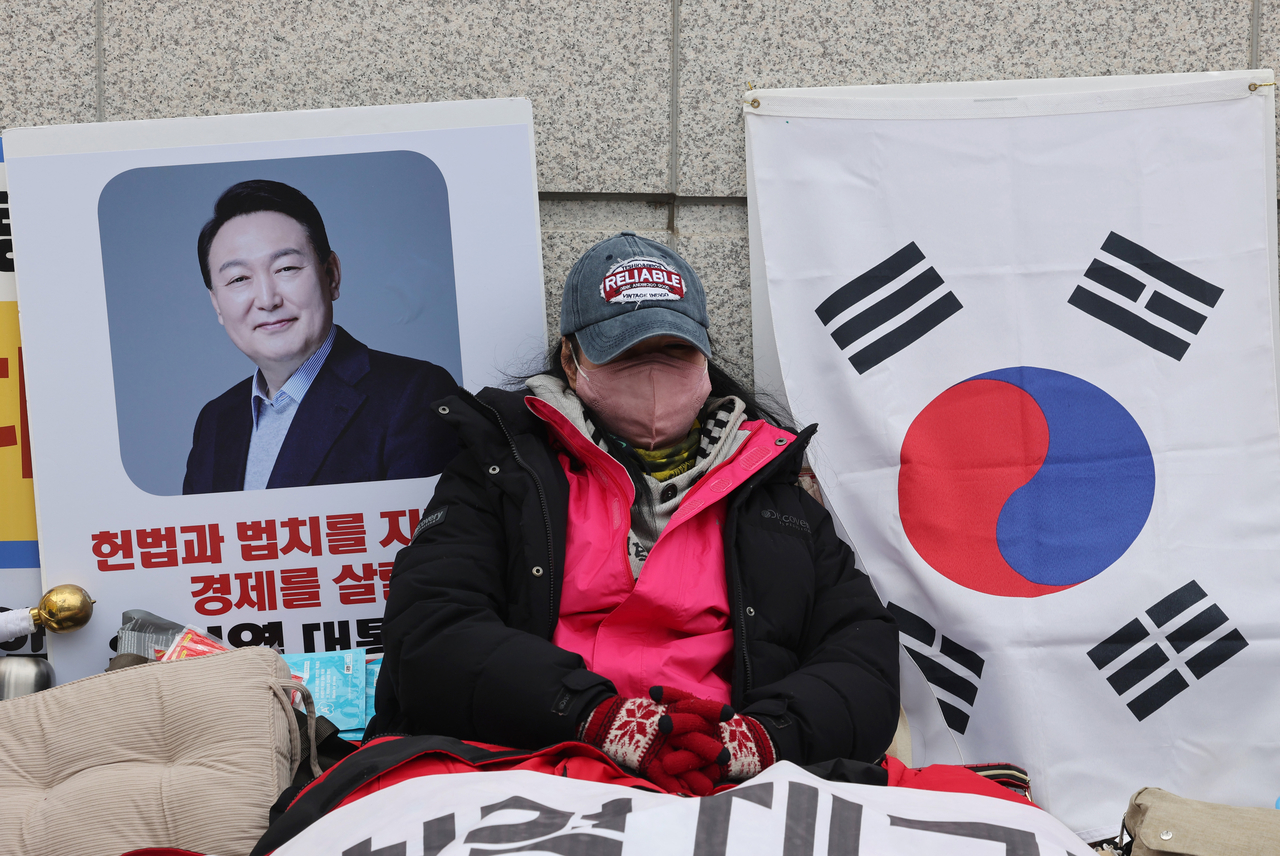 윤석열 대통령에 대한 탄핵심판 선고를 앞둔 서울 종로구 헌법재판소 입구에서 지난 5일 윤 대통령 지지자가 탄핵을 반대하며 농성을 벌이고 있다. [연합]