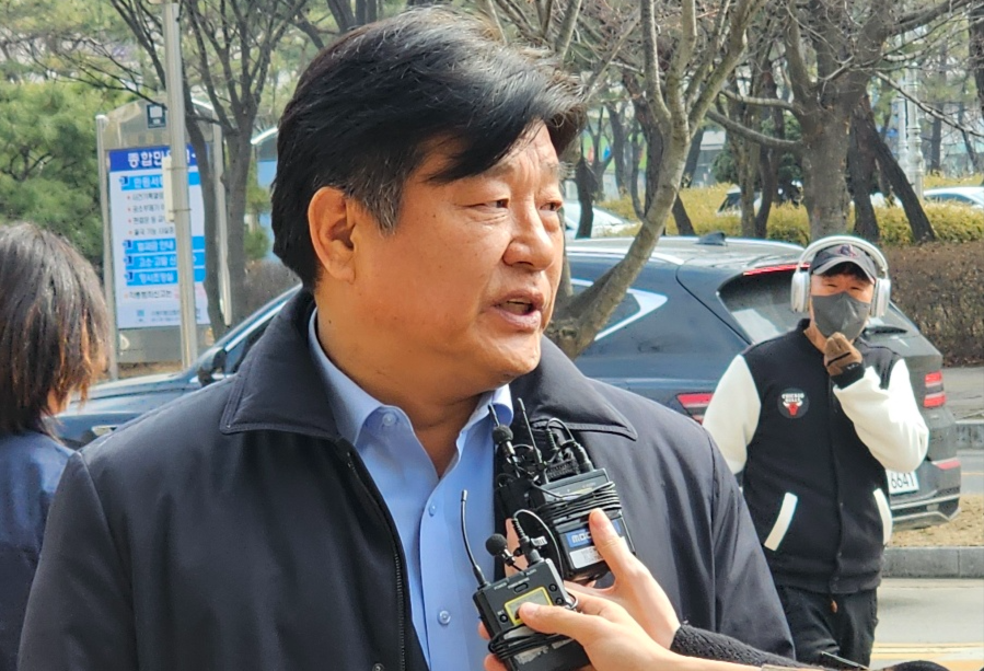 수원지법 안산지원에 들어서는 양문석 의원 [뉴시스]