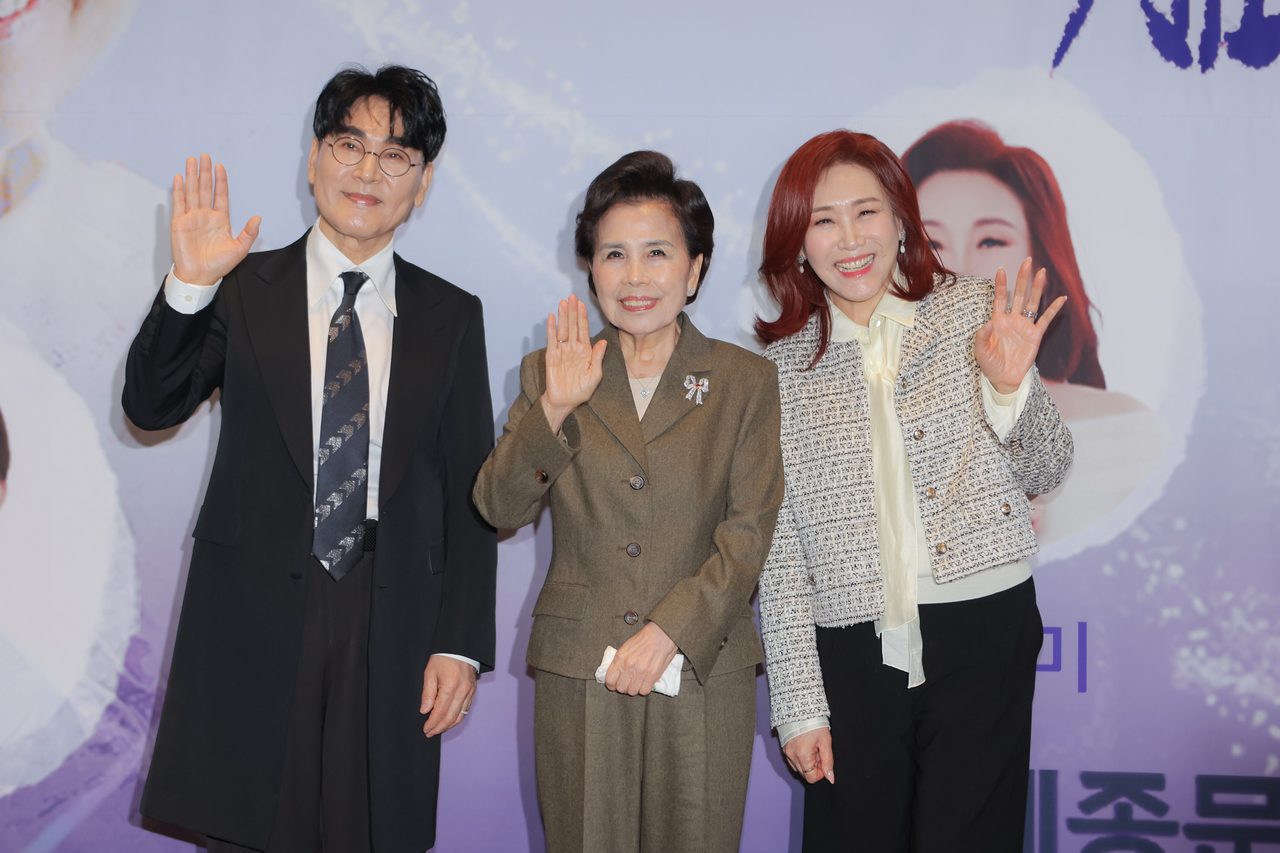From left: Singers Jo Hang-jo, Lee Mi-ja and Joo Hyun-mi pose for a photo during the press conference held at the Stanford Hotel Seoul, Wednesday. (YTREE Company)