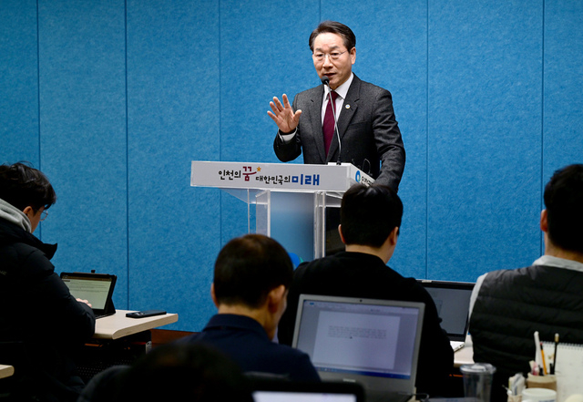 지난 5일 인천시청 브리핑룸에서 유정복 인천시장이 지방분권형 헌법 개정안 관련 기자 간담회를 하고 있다. [인천시 제공]
