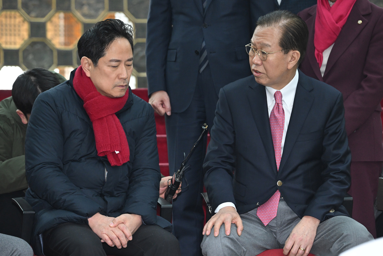 권영세 국민의힘 비대위원장(오른쪽)이 6일 오전 서울 여의도 국회 로텐더홀에서 마은혁 헌법재판관 임명에 반대하는 단식농성을 하고 있는 박수영 의원을 찾아 단식 중단을 권하고 있다. 이상섭 기자