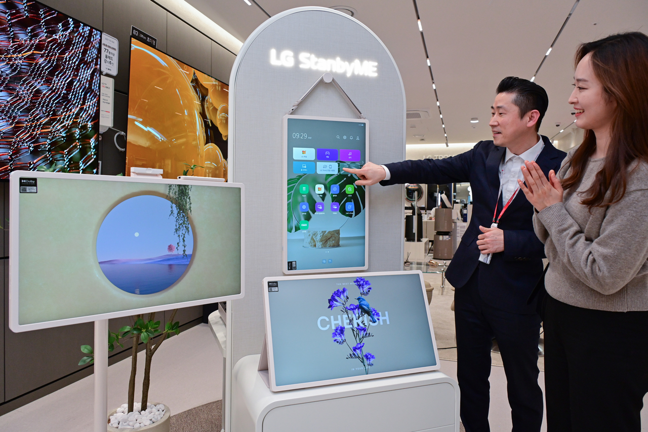 LG전자는 ‘LG 스탠바이미 2’를 오프라인에서 만나볼 수 있도록 전국 LG전자 베스트샵 순차 전시를 시작했다. [LG전자 제공]