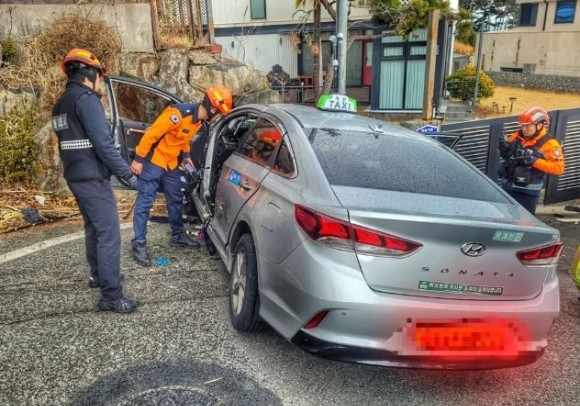 울산에서 택시가 담벼락을 들이받는 사고가 발생했다. 사진은 사건 차량. [울산소방본부]