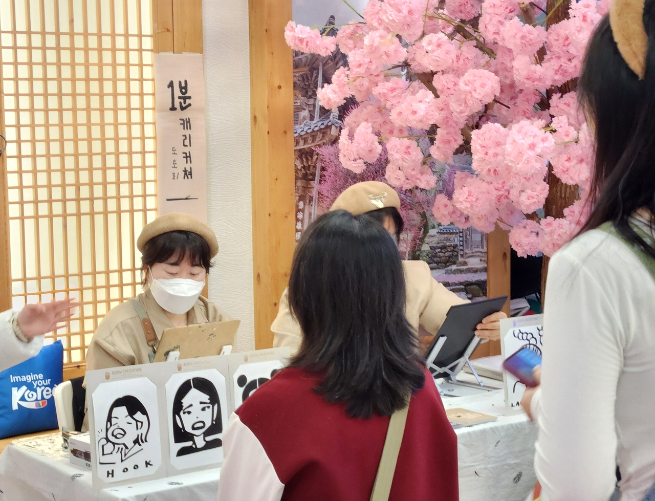 6일 부터 시작되는 광저우 K-관광 로드쇼와 연계해 운영되는 봄꽃 여행테마 홍보관에서 관람객들이 체험프로그램에 참여하고 있다.