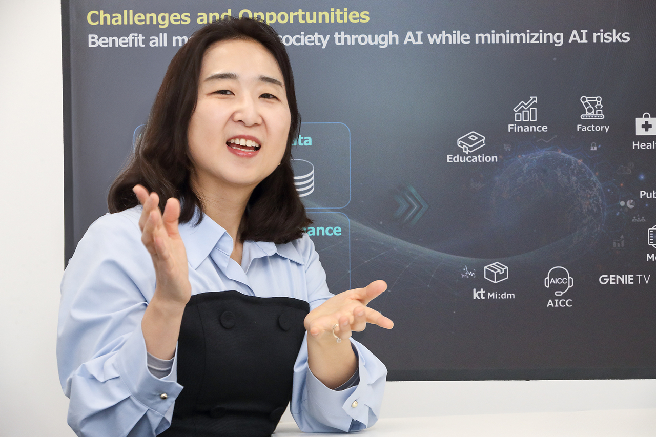 배순민 KT AI 퓨처 랩장(상무·CRAIO)가 스페인 바르셀로나 MWC25 행사장에서 열린 주요 세션에 패널로 참석해 발표하고 있는 모습. [KT 제공]