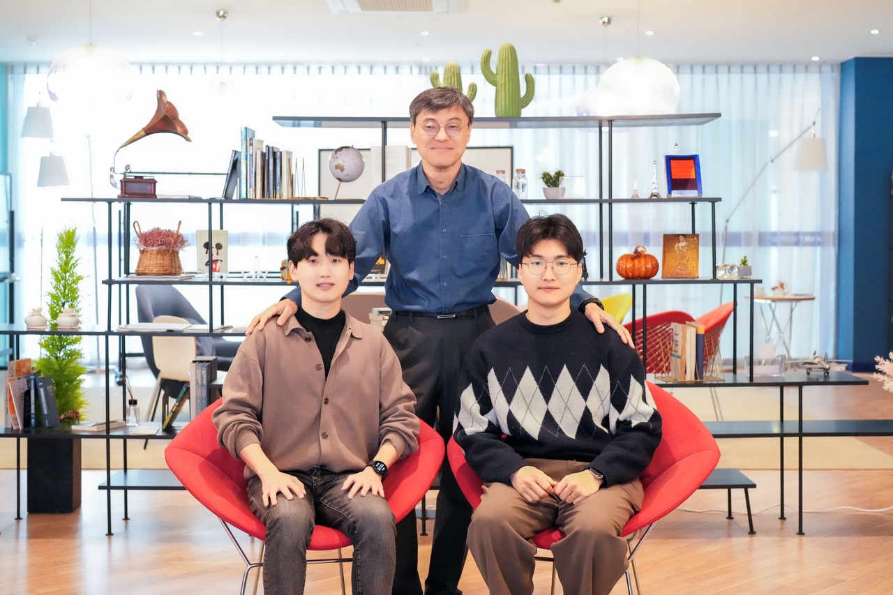 이번 연구를 수행한 UNIST 연구진. 전병진(왼쪽부터) 연구원, 정경민 교수, 이영현 연구원.[UNIST 제공]