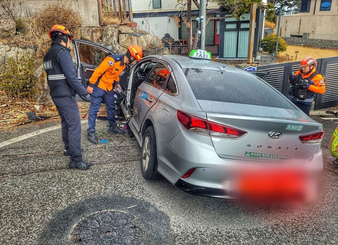 Scene of a taxi that crashed into a residential wall in Ulju, Ulsan, Thursday (Yonhap)