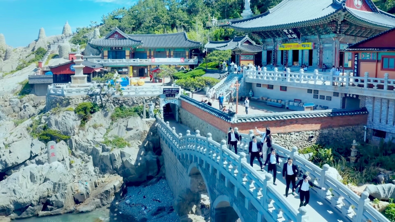 한국관광공사 지구촌 홍보영상 ‘필더리듬..’ 시리즈로 세계적인 명성을 얻은 앰비규어스 댄스컴퍼니 댄서들이 해동용궁사에서 춤추는 영상 캡쳐