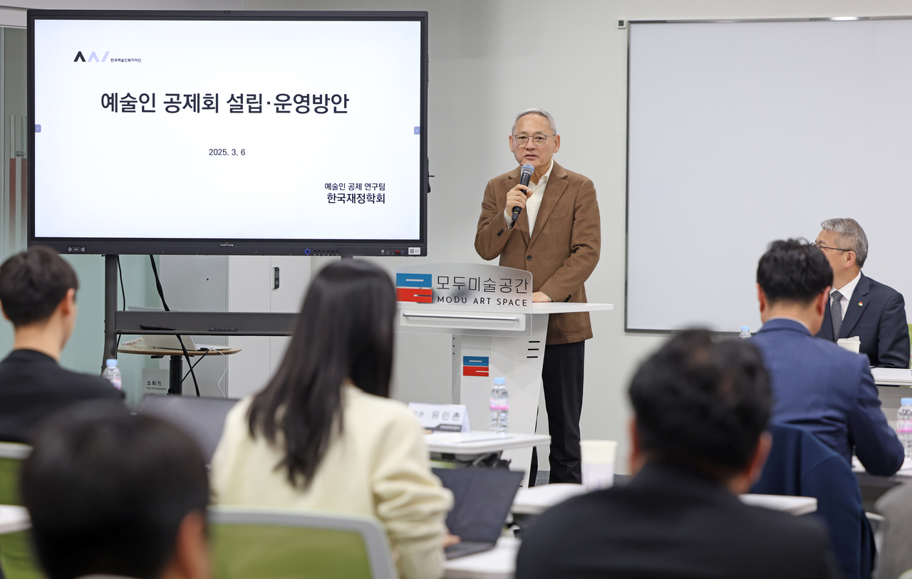 유인촌 문화체육관광부 장관이 6일 서울 중구 모두미술공간에서 열린 첫 번째 ‘오후 3시의 예술정책 이야기’ 예술인 공제회 설립·운영 방안 토론회에 참석해 인사말을 하고 있다. [문화체육관광부]