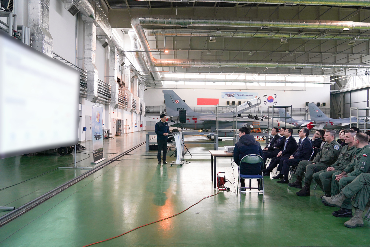 South Korean Foreign Minister Cho Tae-yul visits the 23rd Tactical Air Base in Minsk Mazowiecki, about an hour outside of Warsaw, Poland, Wednesday. (Ministry of Foreign Affairs)