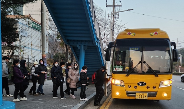 여수시내에서 오천산단을 오가는 무료 통근버스가 근로자들의 호응을 얻고 있다.