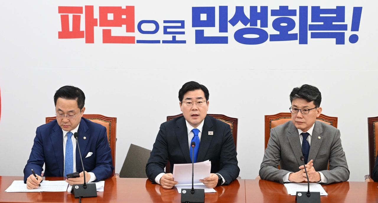 박찬대 더불어민주당 원내대표가 6일 오전 서울 여의도 국회에서 열린 정책조정회의에 참석해 모두발언하고 있다. 이상섭 기자