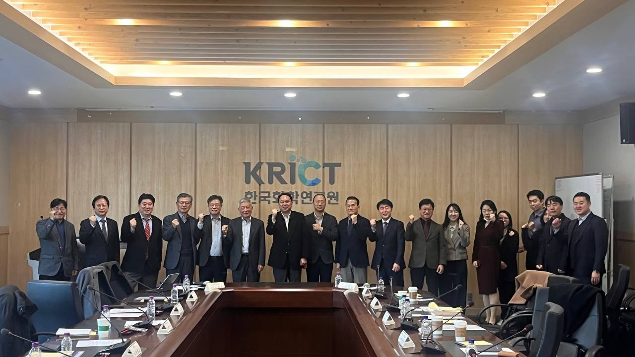 신상훈(왼쪽 일곱번째) 기획재정부 신성장전략기획추진단 단장이 6일 오후 대전 유성구 한국화학연구원에서 열린 ‘혁신 신약 기술개발 관련 민관협의체 간담회’를 주재한 후 참석자들과 기념촬영을 하고 있다. ［기획재정부 제공］