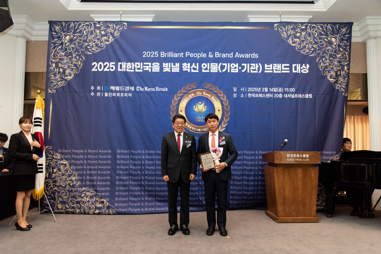 (주)시스템테크가 지난 2월 14일 개최된 ‘2025 대한민국을 빛낼 혁신인물(기업/기관)·브랜드 대상’에서 ‘자동화 시스템 부문 대상’을 수상했다. 최진영 헤럴드미디어그룹 대표(왼쪽)와 황순태 시스템테크 대표(오른쪽)가  기념사진을 촬영하고 있다. [시스템테크 제공]