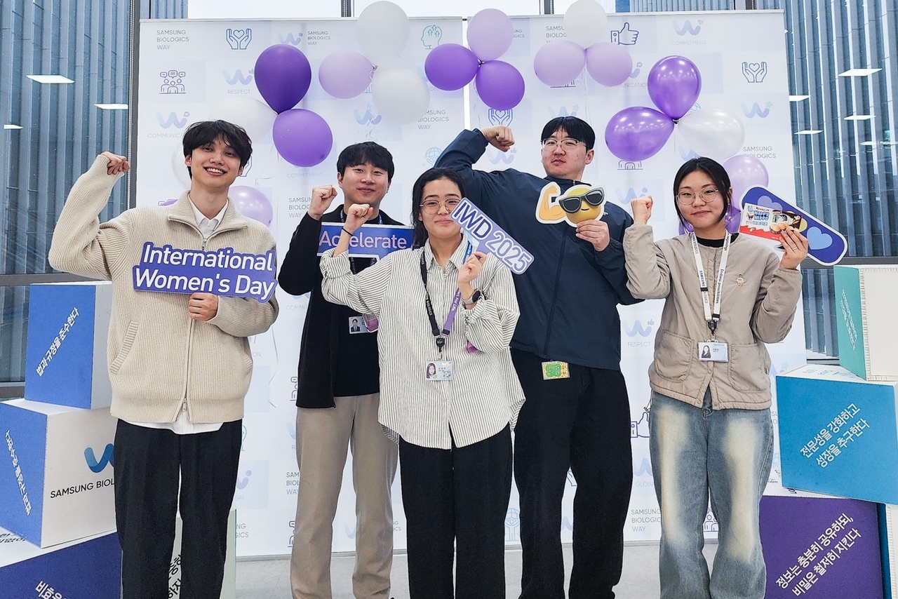 삼성바이오로직스 임직원들이 세계 여성의 날 공식 포즈 사진 촬영 캠페인에 참여하고 있다. [삼성바이오로직스 제공]