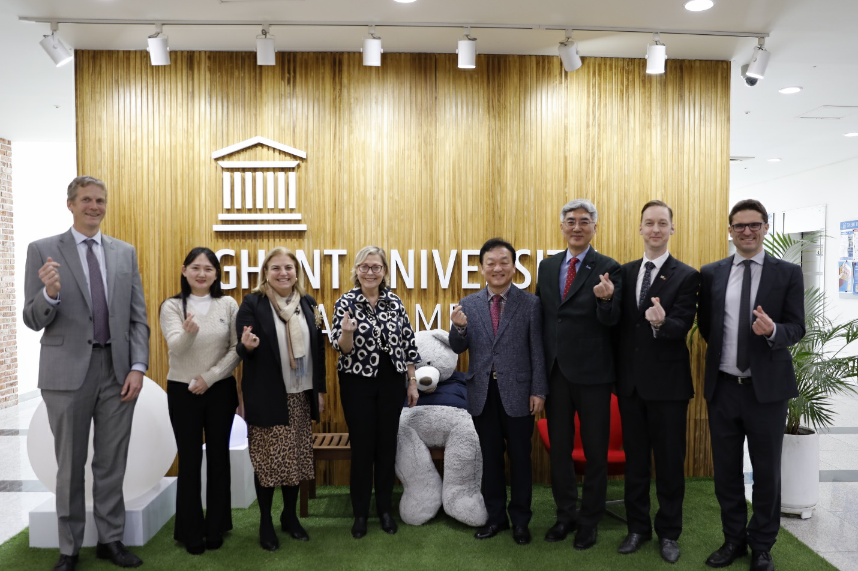 지난 5일 겐트대학교 글로벌캠퍼스를 방문한 유럽연합 대표단이 한태준 총장과 박병근 IGC운영재단 대표 등과 기념촬영을 하고 있다.