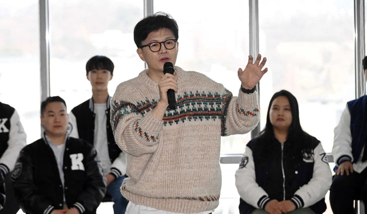 한동훈 전 국민의힘 대표가 6일 서울 서대문구 코지모임공간 신촌점에서 열린 2025 대학생시국포럼 백문백답 토론회에 참석해 ‘대한민국 그리고 미래세대’를 주제로 강연을 하고 있다. 이상섭 기자