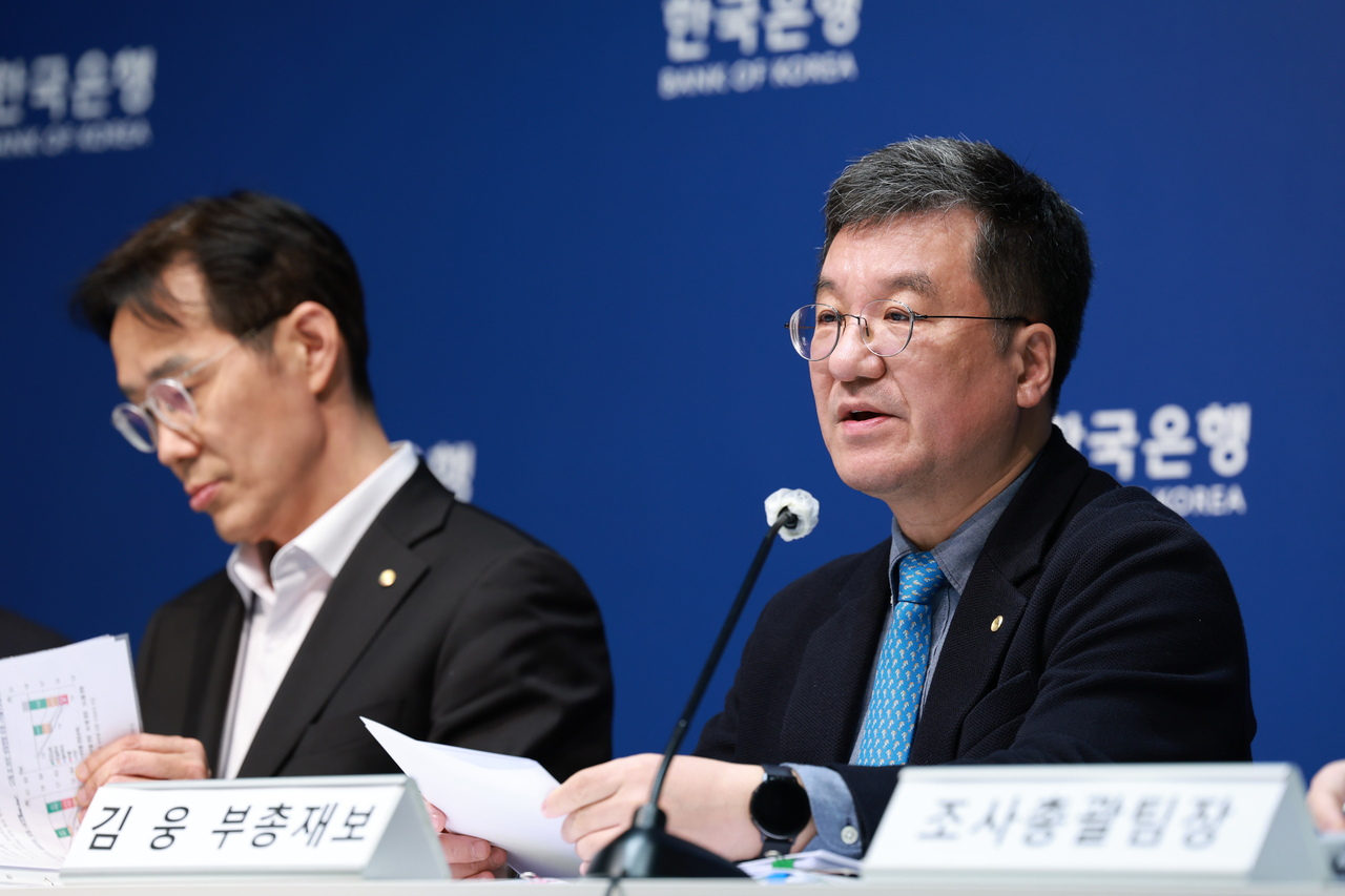 Bank of Korea Deputy Gov. Kim Woong (right) (Yonhap)