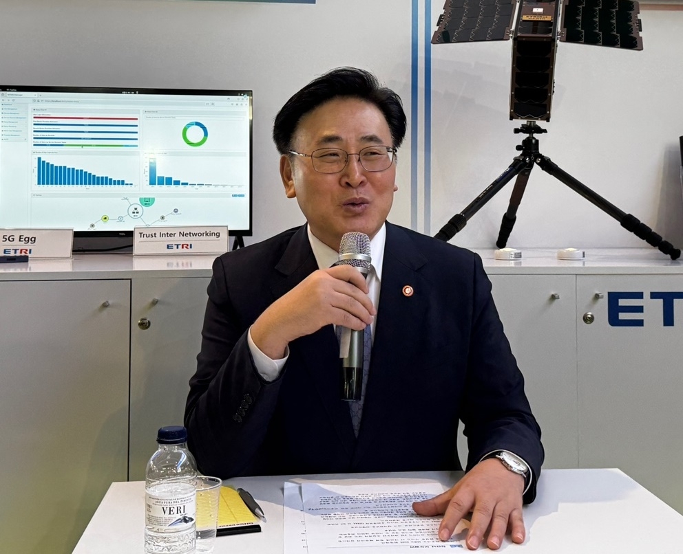 5일(현지 시간) 스페인 바르셀로나에서 열린 MWC25 내 마련된 ETRI 부스에서 유상임 과학기술정보통신부 장관이 발언하고 있다. [과기정통부 기자단 제공]