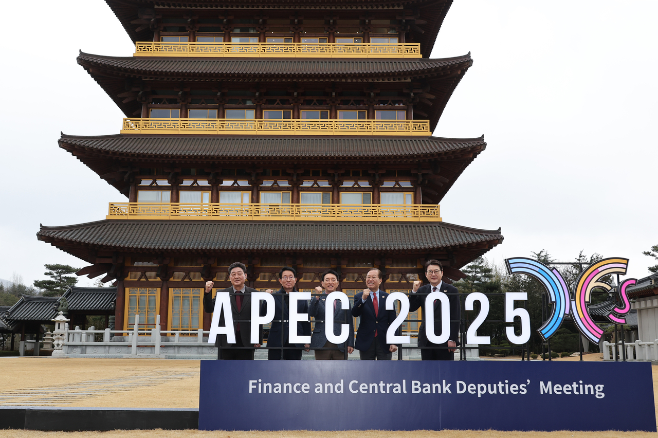 Ruling People Power Party officials visit Gyeongju, about 275 kilometers southeast of Seoul, on Wednesday to check preparations for the upcoming Asia-Pacific Economic Cooperation summit to be held in the city. (Yonhap)