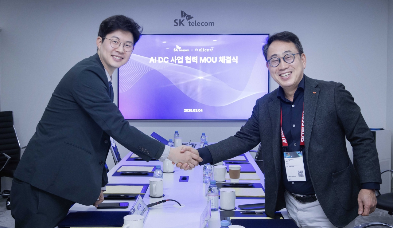 유영상(오른쪽) SK텔레콤 대표와 김재원 엘리스그룹 대표가 스페인 바르셀로나에서 개최 중인 ‘MWC 2025’ SK텔레콤 전시관에서 업무협약을 체결하고 있다.   [SK텔레콤 제공]