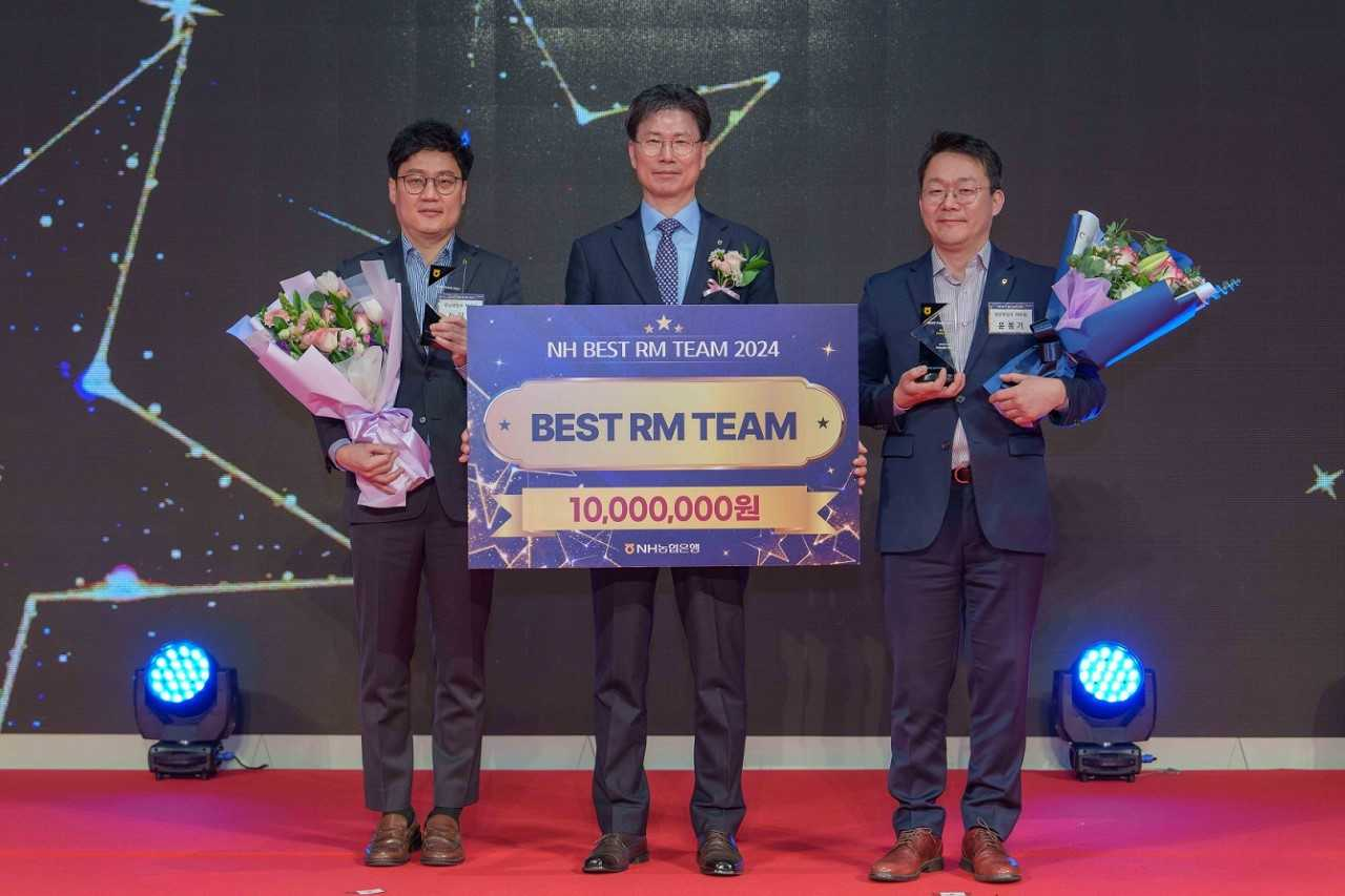 강태영(가운데) NH농협은행장이 올해 처음으로 ‘베스트 RM’팀을 선정해 시상했다. 대상은 경남영업부 RM1팀의 전지훈(왼쪽) 팀장과 윤봉기(오른쪽) 팀장에게 돌아갔다. [농협은행]