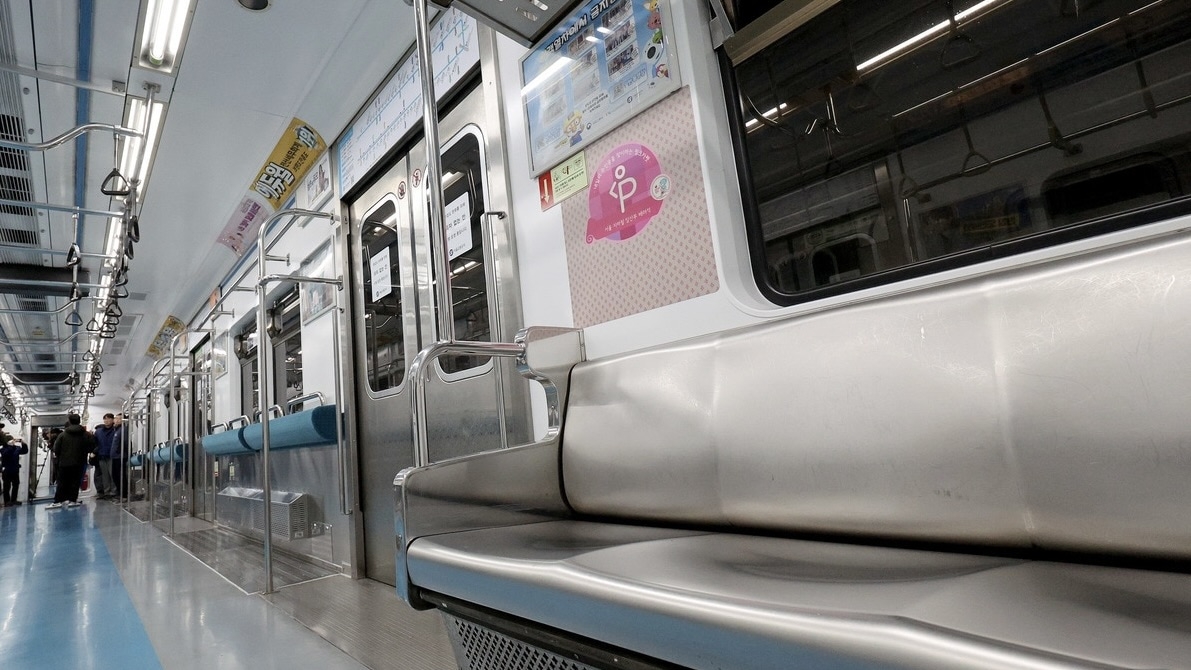 A subway car on Line No. 4, retrofitted with fewer seats to alleviate rush-hour congestion, awaits trial operation at Chang-dong Train Depot in northern Seoul last November, with priority seats for seniors and mobility-impaired passengers on the right. (Newsis)