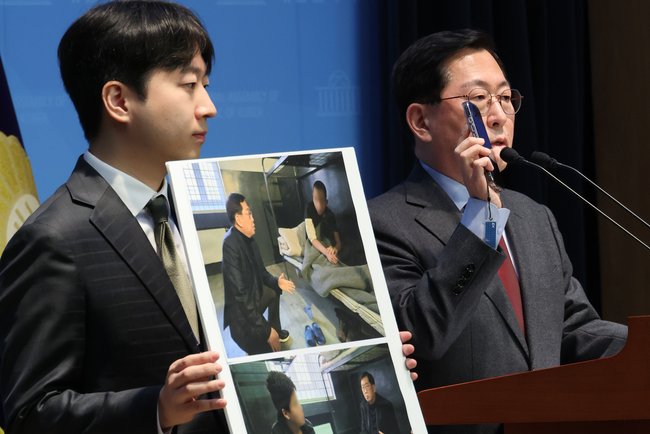Rep. Yu Yong-weon (right) of the ruling People Power Party speaks during a press conference at the National Assembly on Tuesday, about his talks with two North Korean soldiers captured by Ukraine during his trip to Kyiv from Feb. 23-26. (Yonhap)