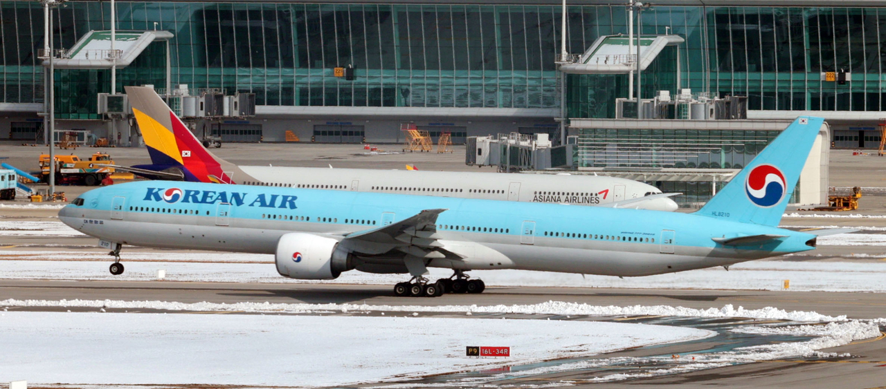 인천국제공항 활주로와 주기장에 대한항공-아시아나항공 여객기가 보이고 있다. [연합]