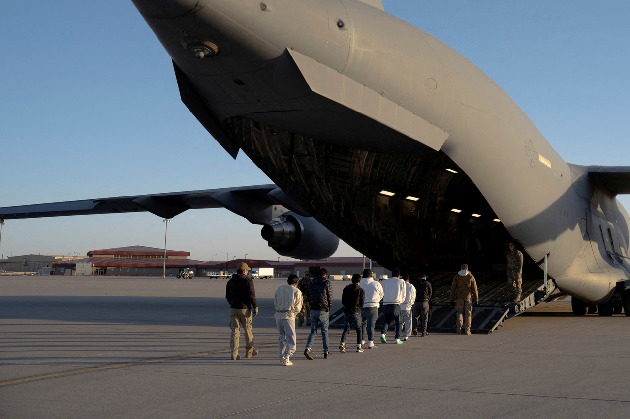 C-17 미 군용기로 압송되는 불법 이민자들 [로이터]