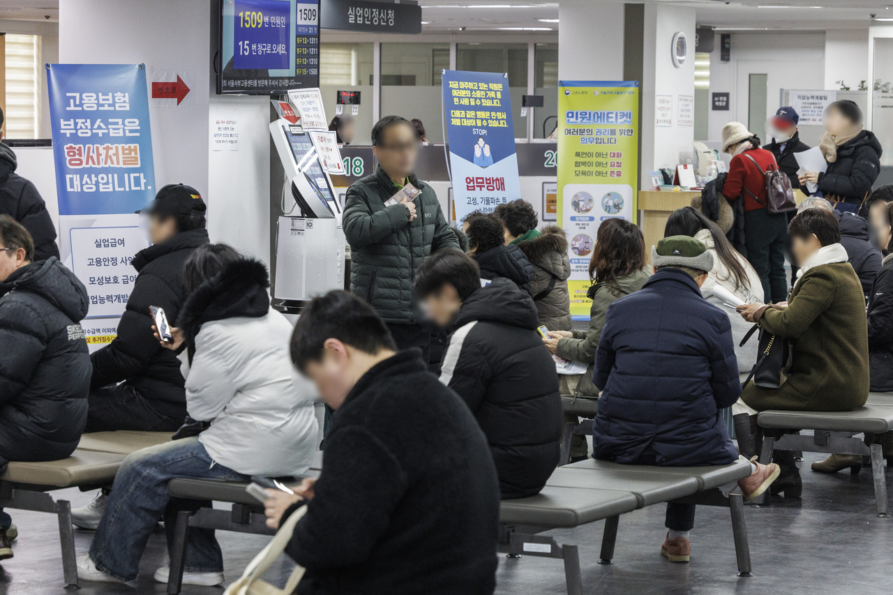 사진은 10일 서울의 한 고용복지플러스센터에서 실업급여를 인정받기 위해 상담대기중인 시민들 [연합]