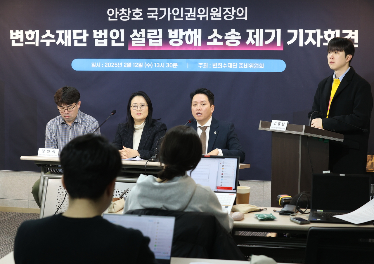 변희수재단 준비위원회 공동대표를 맡은 임태훈 군인권센터 소장이 12일 서울 마포구 군인권센터에서 ‘안창호 인권위원장의 변희수재단 법인 설립 방해’를 주장, 소송 제기 기자회견을 열어 기자회견문을 낭독하고 있다. 변희수 재단은 인권위 산하 비영리법인 등록을 준비 중이다. 2025.2.12 [연합