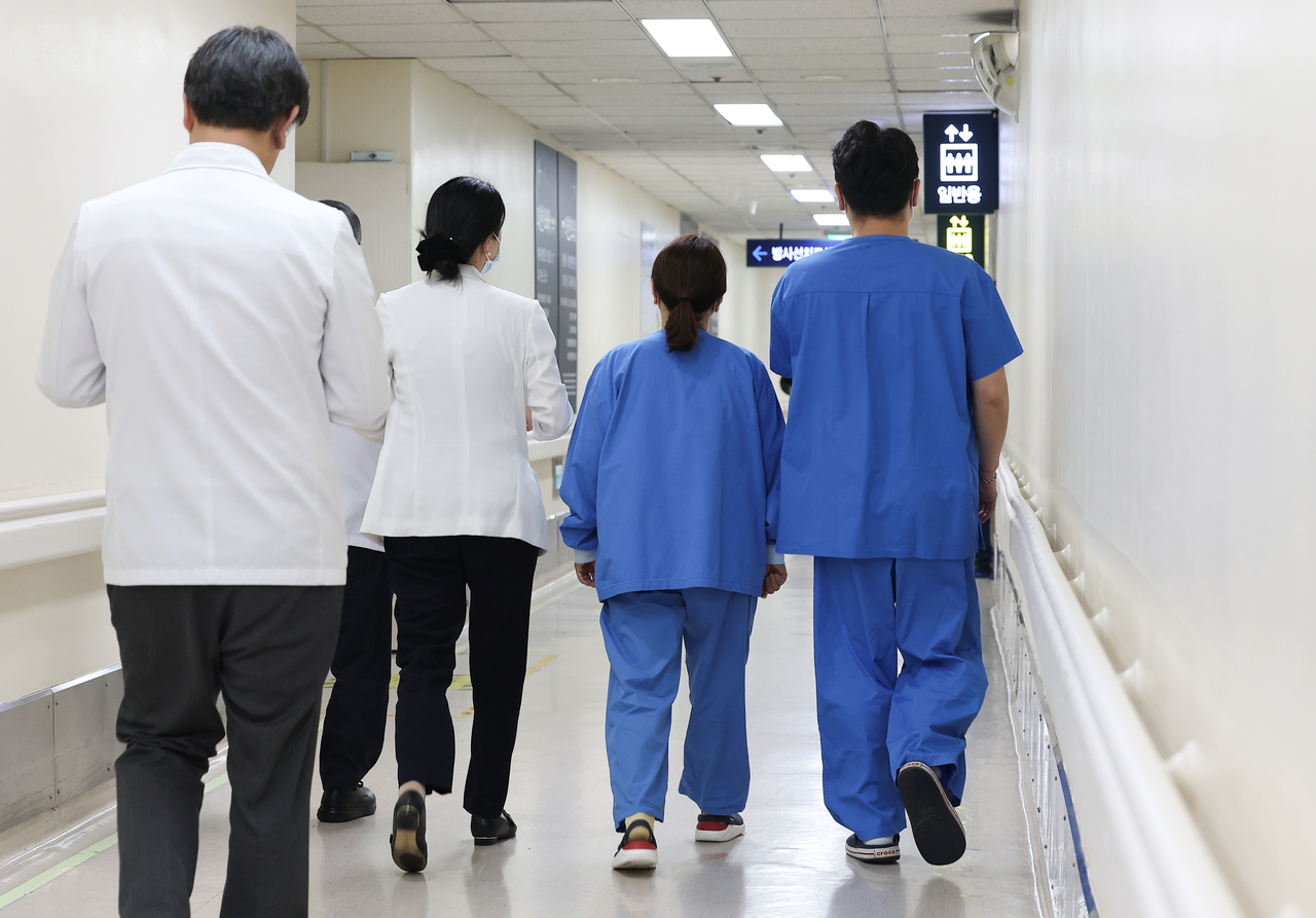 Medical staff walk in a corridor of Seoul National University Hospital in Jongno-gu, Seoul, Feb. 25. (Yonhap)