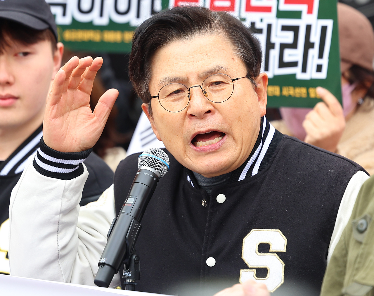 Former Prime Minister Hwang Kyo-ahn delivers a speech at a rally opposing the impeachment of President Yoon Suk Yeol on Feb. 28 in front of Sungkyunkwan University in Jongno-gu, Seoul. (Yonhap)