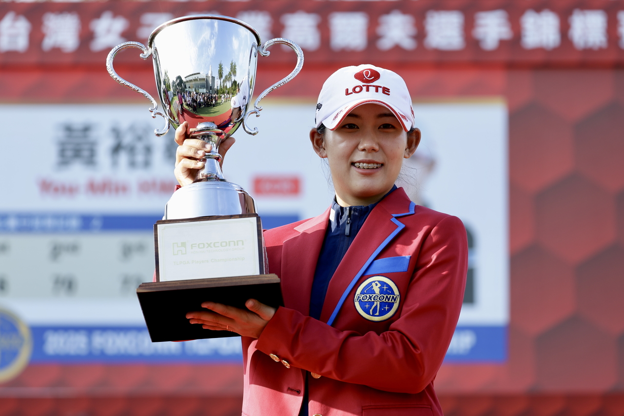 황유민이 지난 2일 폭스콘 TLPGA 플레이어스 챔피언십에서 정상에 오른 뒤 우승컵을 들고 활짝 웃고 있다. [EPA]