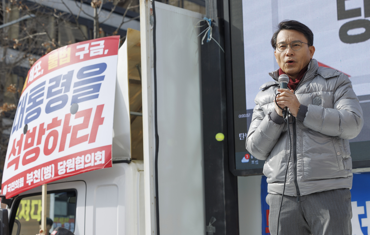 윤상현 국민의힘 의원이 지난 3일 서울 서초구 서울중앙지법 앞에서 국민의힘 탄핵 반대 당협위원장 모임이 주최한 집회에 참석해 윤석열 대통령의 석방을 촉구하는 내용의 연설을 하고 있다.  [연합]