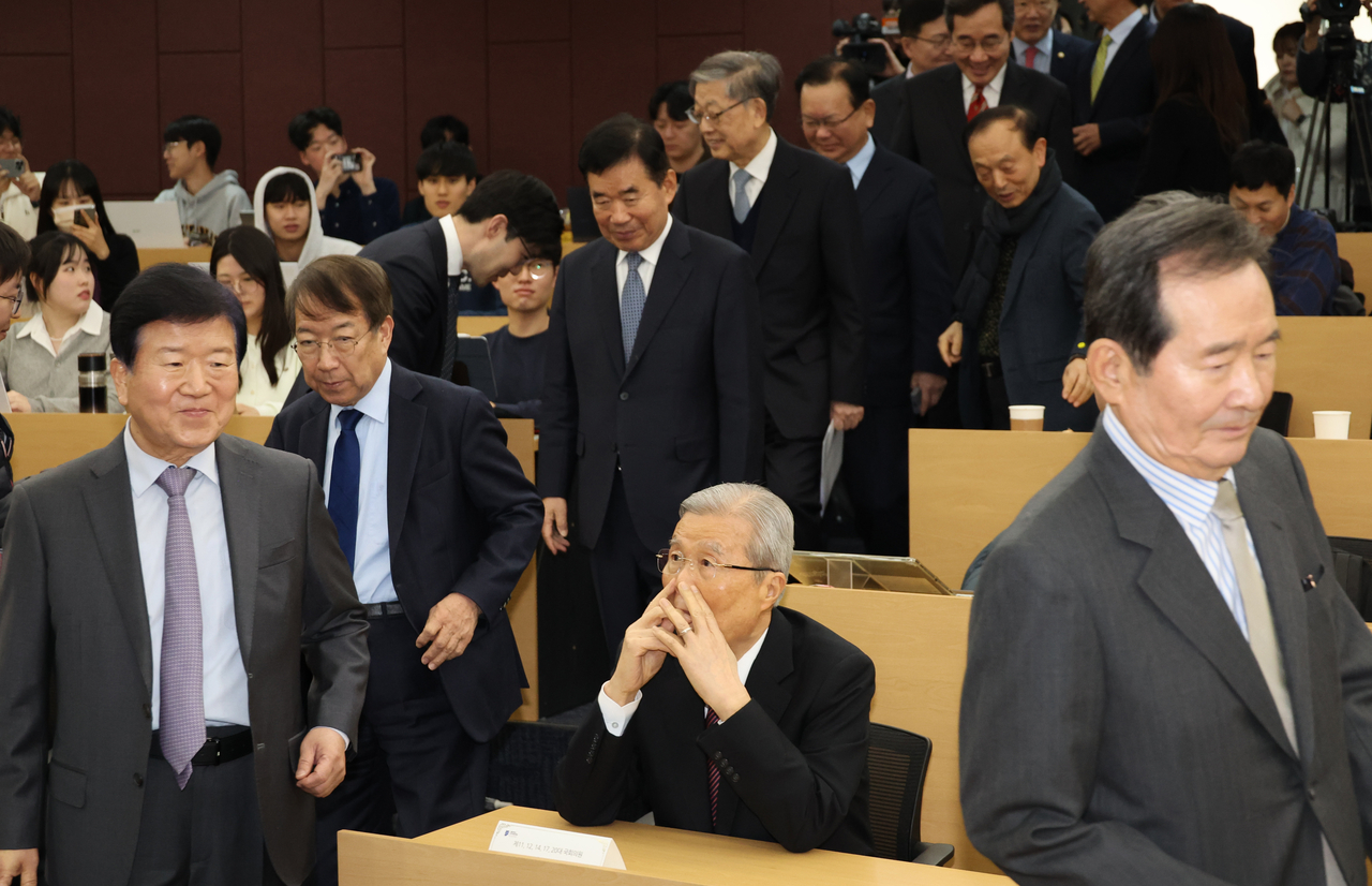 Former political heavyweights enter the venue for a debate on a constitutional reform at a forum hosted by Institute for Future Strategy at Seoul National University on Tuesday. (Yonhap)