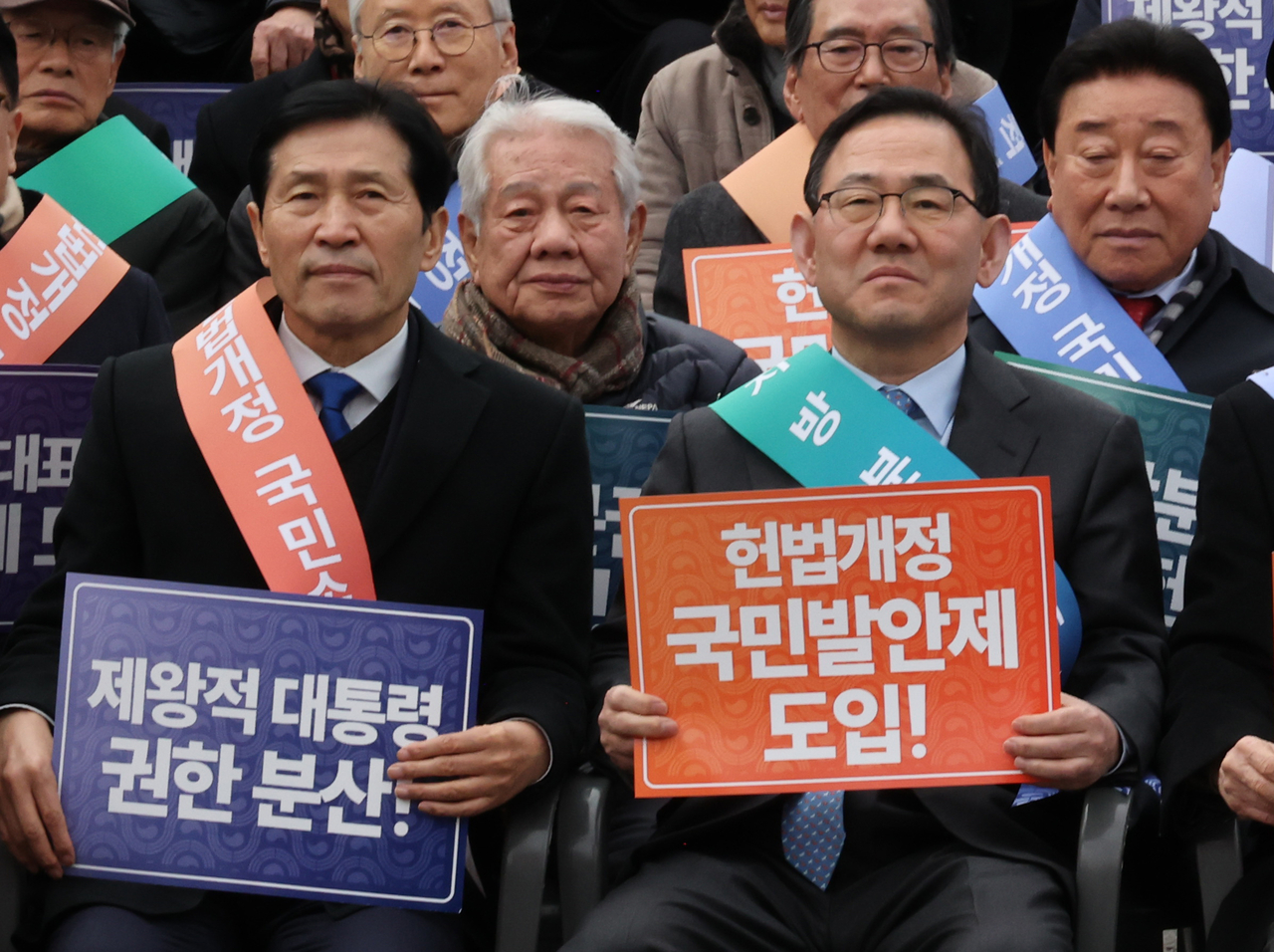 Deputy National Assembly Speakers Rep. Lee Hack-young of the Democratic Party of Korea (left, front) and Rep. Joo Ho-young of the People Power Party (right, front) attend a street campaign hosted by the Parliamentarian's Society of the Republic of Korea calling for a constitutional reform at Seoul Station on Wednesday. (Yonhap)