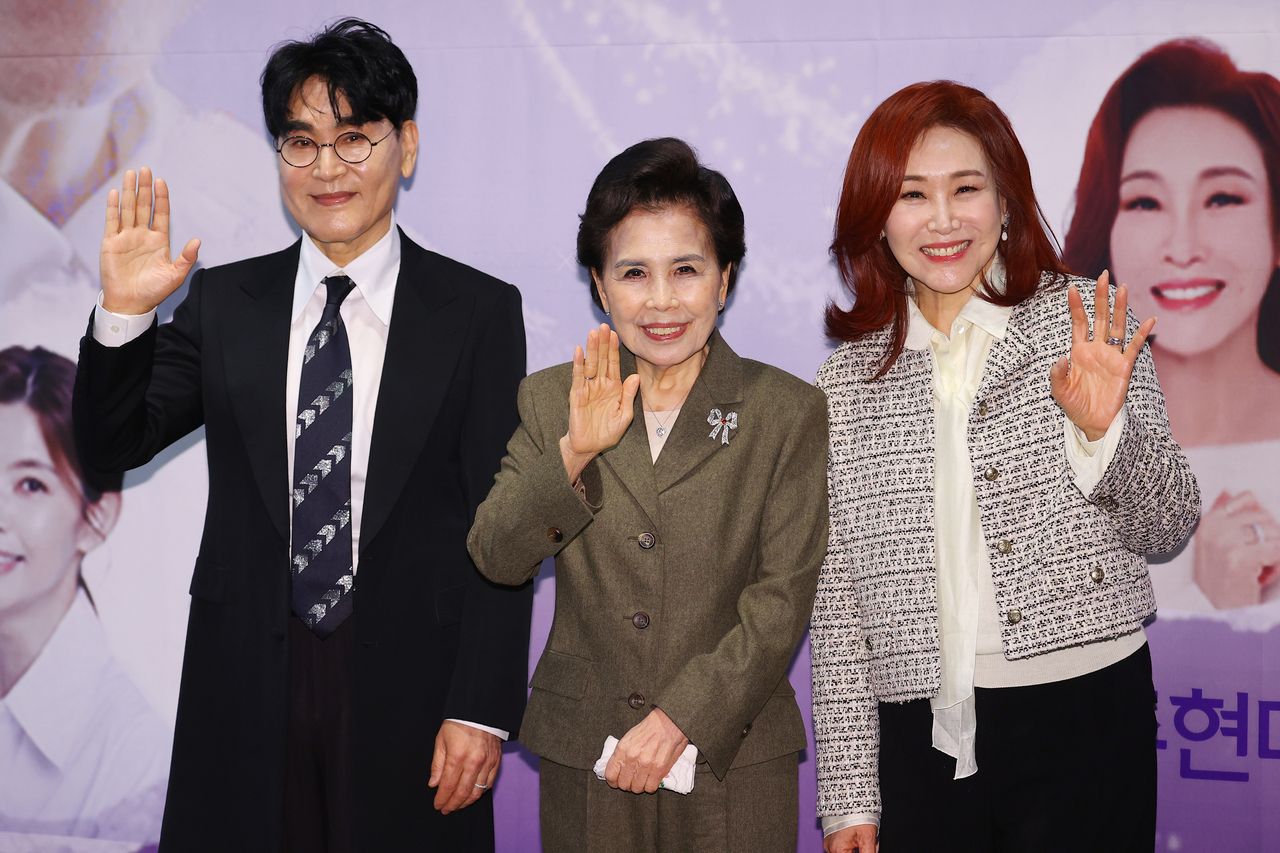 가수 이미자(가운데)와 조항조(왼쪽), 주현미가 지난 5일 오후 서울 마포구 스탠포드 호텔에서 열린 전통가요 헌정 공연 ‘맥을 이음’ 기자간담회에서 포즈를 취하고 있다.  [연합]