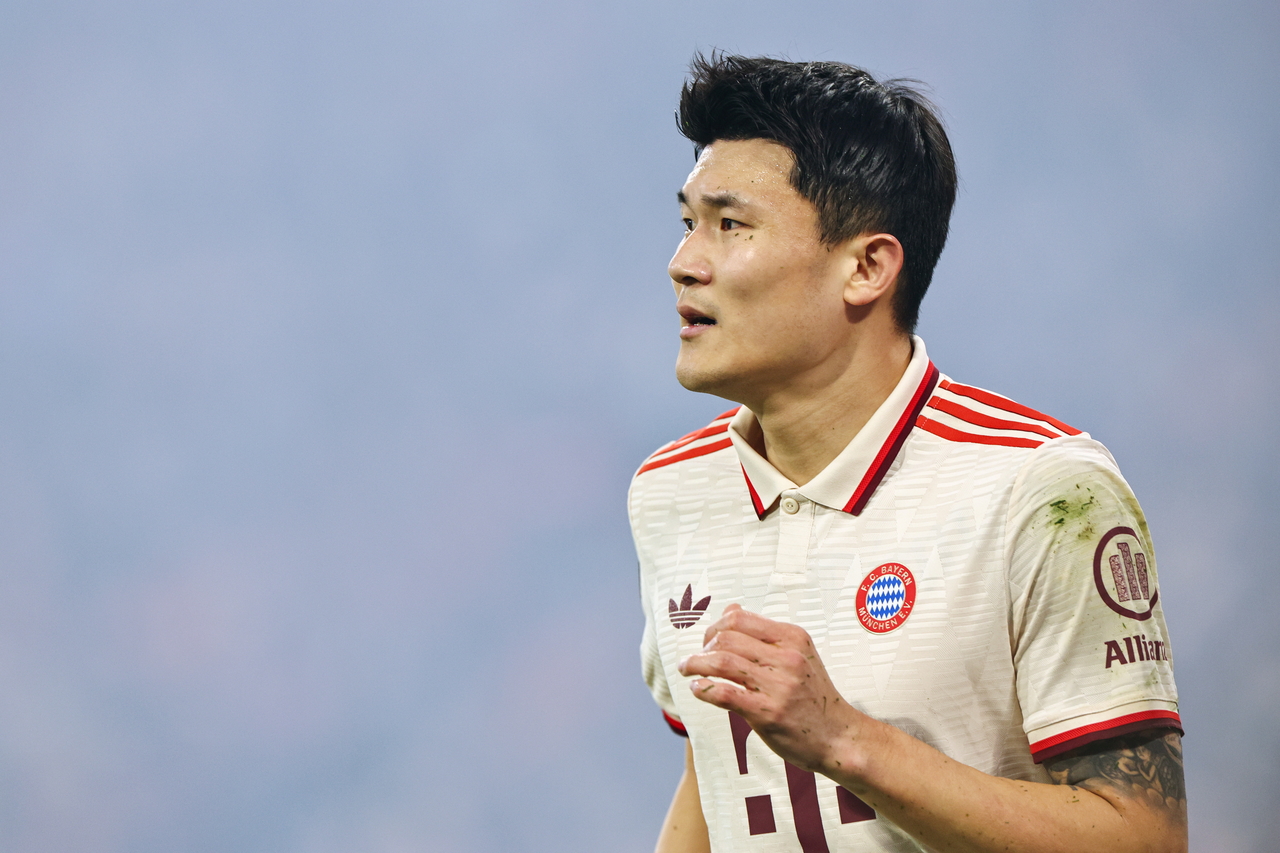 6일(한국시간) 독일 뮌헨의 풋볼 아레나 뮌헨에서 열린 2024-2025 유럽축구연맹(UEFA) 챔피언스리그(UCL) 16강 홈 1차전에 출전한 뮌헨 김민재   [EPA]