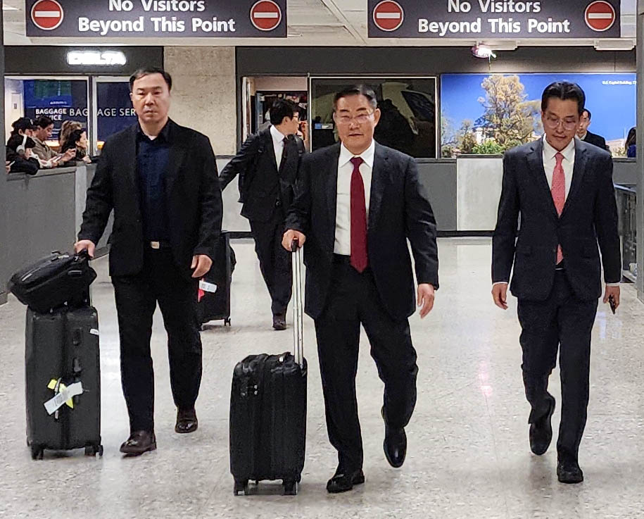 National Security Adviser Shin Won-shik (center) arrives at Washington Dulles International Airport on Wednesday. (Yonhap)