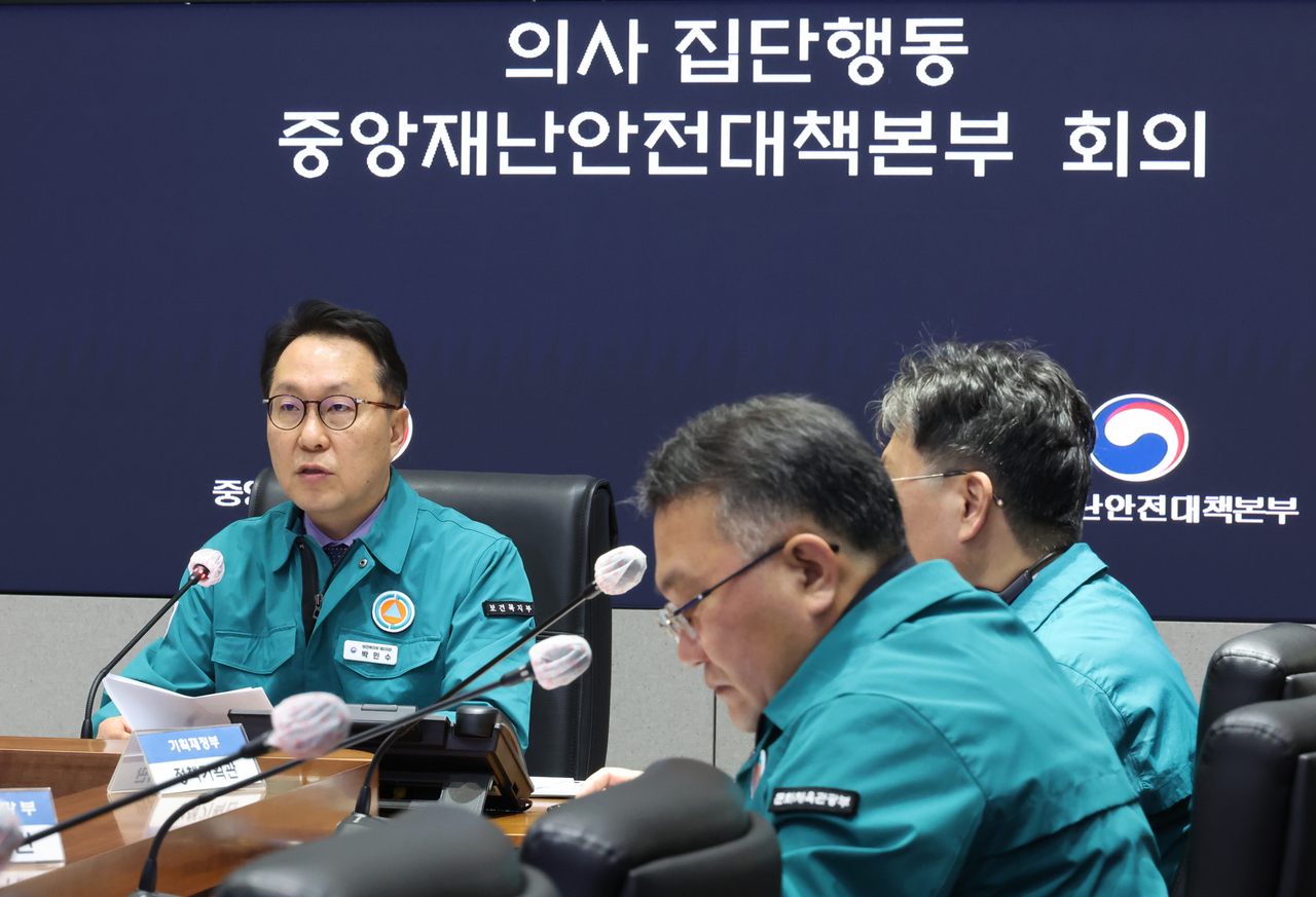 박민수 보건복지부 제2차관이 6일 서울 종로구 정부서울청사 상황실에서 열린 의사 집단행동 중앙재난안전대책본부 회의를 주재하고 있다.[연합]