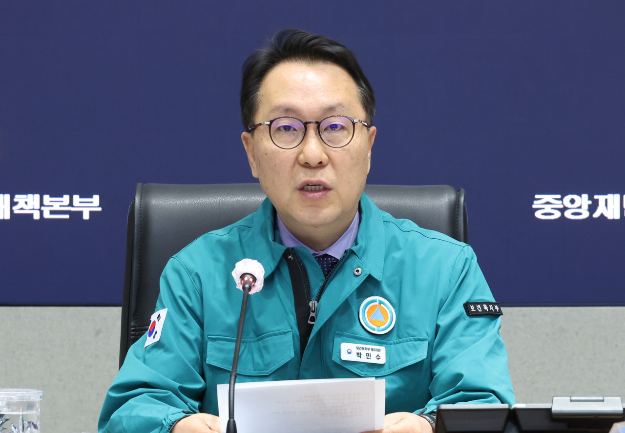 보건복지부 박민수 차관이 6일 서울 종로구 정부서울청사 상황실에서 열린 의사 집단행동 중앙재난안전대책본부 회의를 주재하고 있다. [연합]