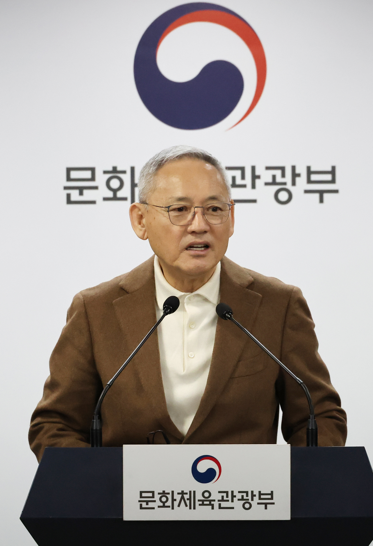 문화체육관광부 유인촌 장관이 6일 서울 종로구 정부서울청사에서 열린 문화·체육·관광분야 중장기 핵심프로젝트 발표 브리핑에서 인사말을 하고 있다. [연합]