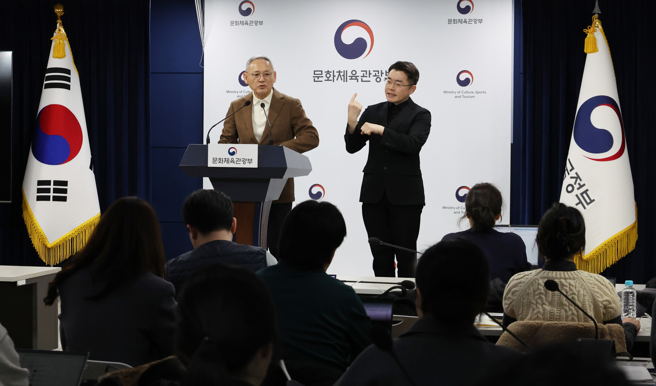 문화체육관광부 유인촌 장관이 6일 서울 종로구 정부서울청사에서 열린 문화·체육·관광분야 중장기 핵심프로젝트 발표 브리핑에서 인사말을 하고 있다. [연합]